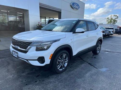 Snow White Pearl 2023 Kia Seltos LX