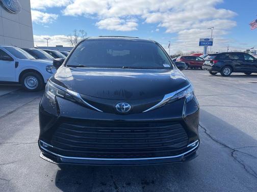 2022 Toyota Sienna XLE