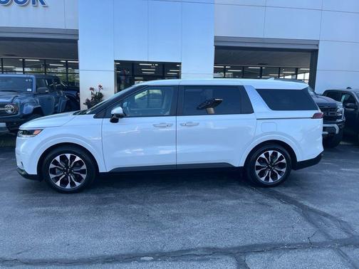 Snow White Pearl 2024 Kia Carnival EX
