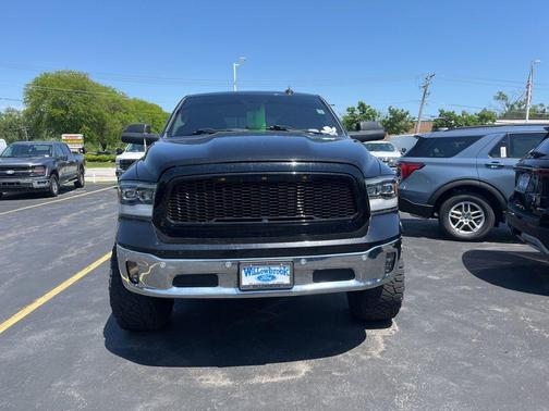 Brilliant Black Crystal Pearlcoat 2016 RAM 1500 Big Horn