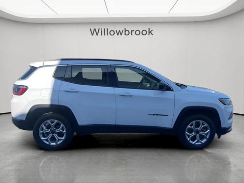 Bright White Clearcoat 2026 Jeep Compass Latitude