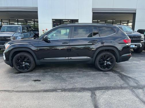 Deep Black Pearl Effect 2024 Volkswagen Atlas 2.0T SE