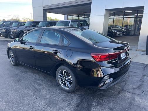 Aurora Black Pearl 2022 Kia Forte LXS