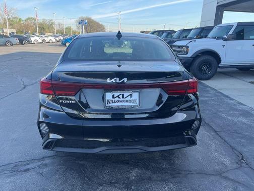 Aurora Black Pearl 2022 Kia Forte LXS