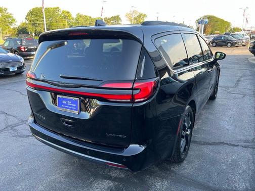 Diamond Black 2025 Chrysler Pacifica Limited