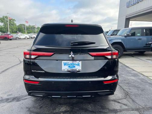 White 2022 Mitsubishi Outlander Black Edition