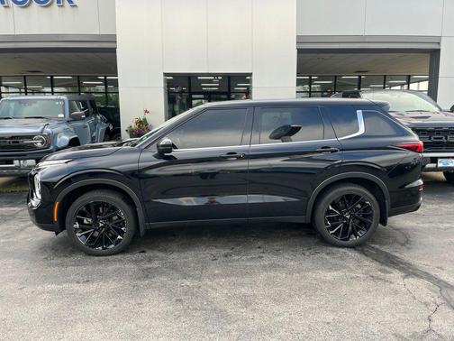 White 2022 Mitsubishi Outlander Black Edition