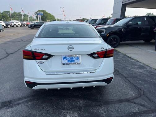White 2023 Nissan Altima 2.5 SV
