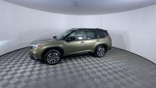 Autumn Green Metallic/Crystal Black Silica 2025 Subaru Forester Hybrid Touring