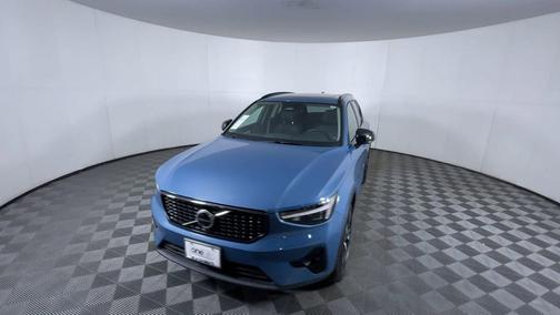 2024 Volvo XC40 B5 Ultimate Dark Theme