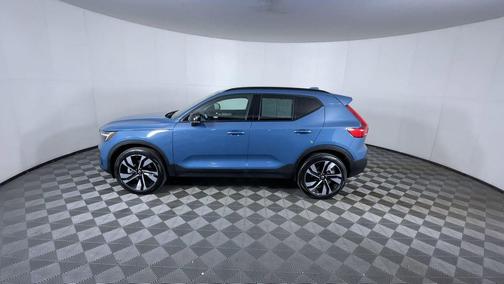 2024 Volvo XC40 B5 Ultimate Dark Theme