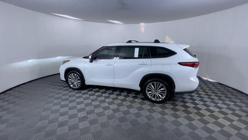 2022 Toyota Highlander Platinum