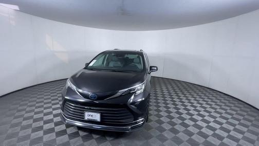 2023 Toyota Sienna XLE 8 Passenger