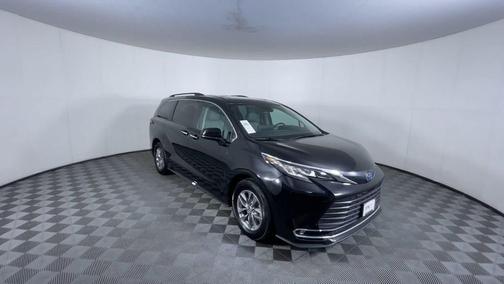 2023 Toyota Sienna XLE 8 Passenger