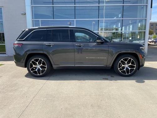 2022 Jeep Grand Cherokee Summit