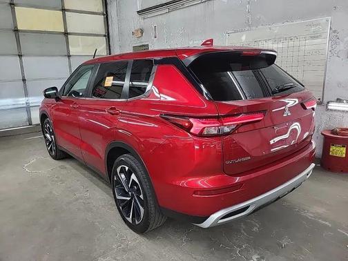 Red Diamond 2023 Mitsubishi Outlander SE S-AWC