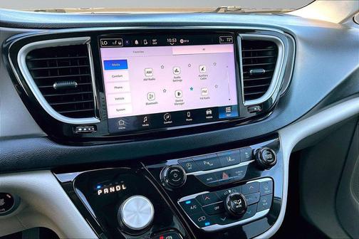 Bright White Clearcoat 2022 Chrysler Pacifica Touring L