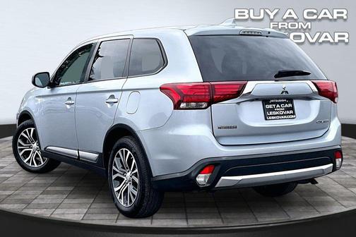 Cool Silver Metallic 2017 Mitsubishi Outlander ES