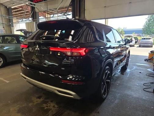 Labrador Black Pearl 2023 Mitsubishi Outlander SE S-AWC