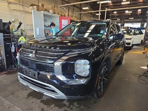 Labrador Black Pearl 2023 Mitsubishi Outlander SE S-AWC