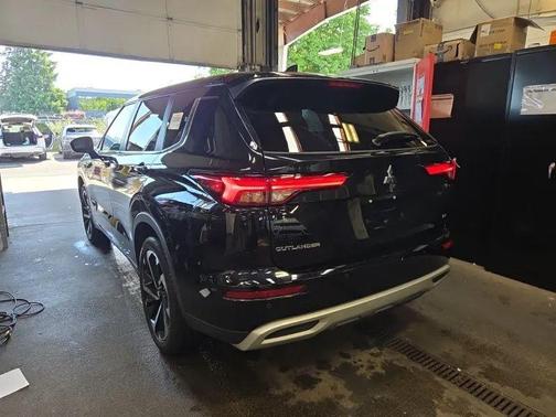 Labrador Black Pearl 2023 Mitsubishi Outlander SE S-AWC