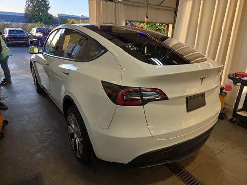 Pearl White Multi-Coat 2022 Tesla Model Y Long Range Dual Motor All-Wheel Drive