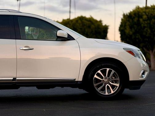 White 2015 Nissan Pathfinder SL
