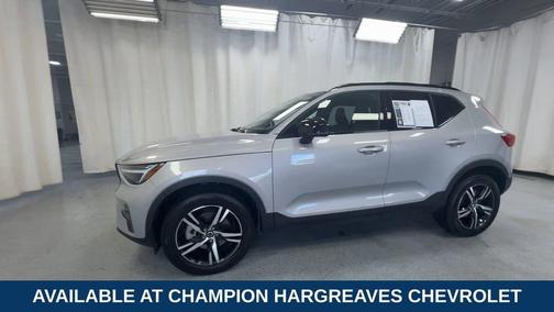 2024 Volvo XC40 B5 Core Dark Theme