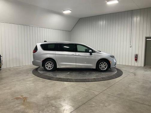 2023 Chrysler Pacifica Touring-L