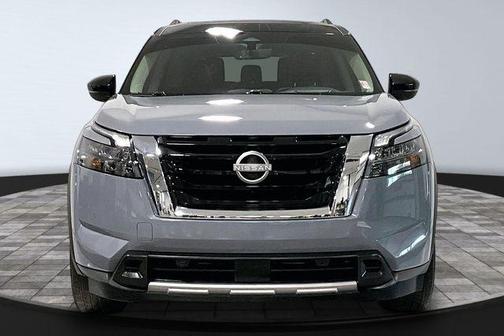 Solid Gray / Super Black 2025 Nissan Pathfinder Platinum