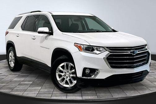 Iridescent Pearl Tricoat 2018 Chevrolet Traverse LT Cloth