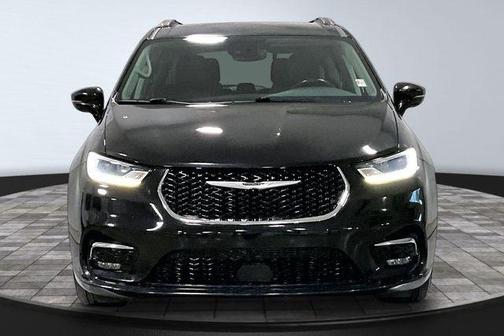 Brilliant Black Crystal Pearlcoat 2021 Chrysler Pacifica Touring-L