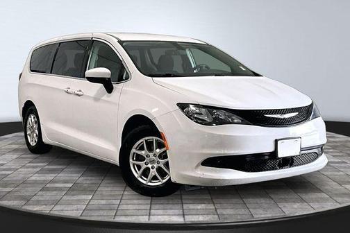 Bright White Clearcoat 2022 Chrysler Voyager LX