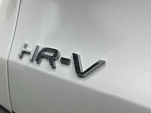 Platinum White Pearl 2027 Honda HR-V LX 2WD