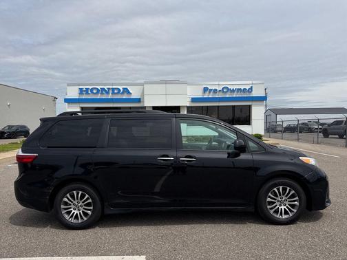 Midnight Black Metallic 2018 Toyota Sienna XLE