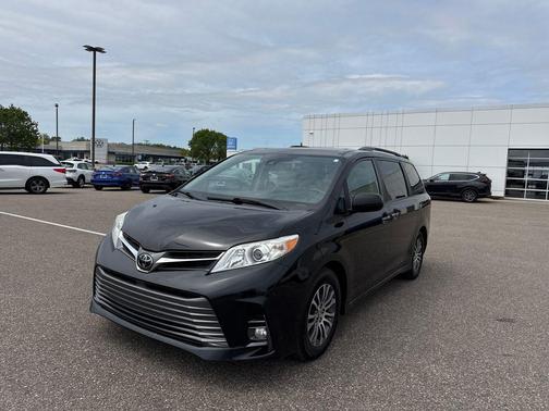 Midnight Black Metallic 2018 Toyota Sienna XLE