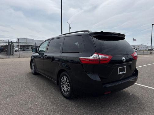 Midnight Black Metallic 2018 Toyota Sienna XLE