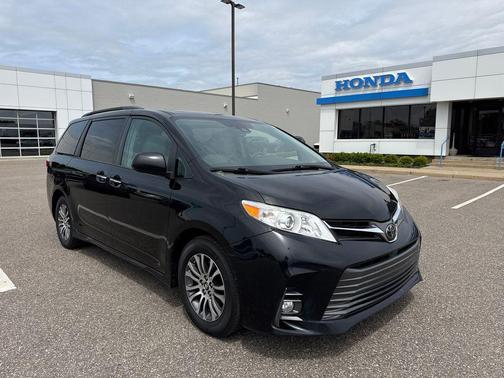 Midnight Black Metallic 2018 Toyota Sienna XLE