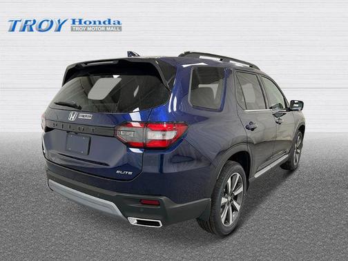 2025 Honda Pilot Touring 8-Passenger