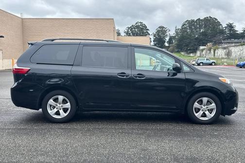 2017 Toyota Sienna LE