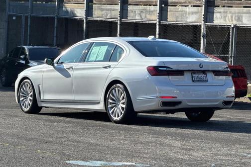 2022 BMW 740 i
