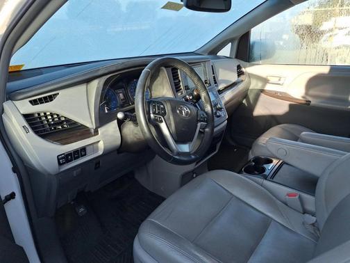 2017 Toyota Sienna XLE