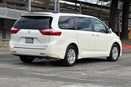 2017 Toyota Sienna XLE