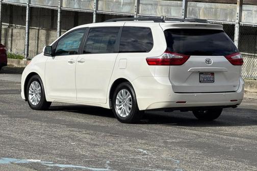 2017 Toyota Sienna XLE
