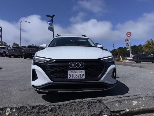 Glacier White Metallic 2024 Audi Q8 e-tron Premium