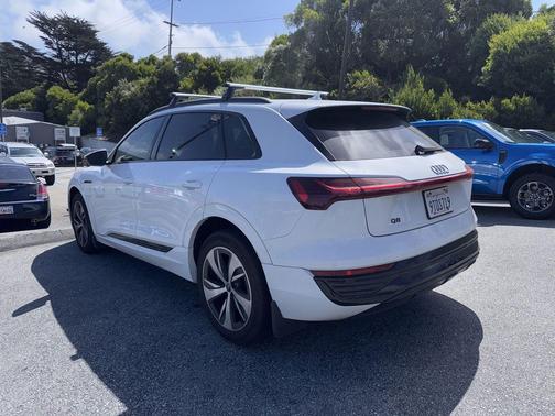 Glacier White Metallic 2024 Audi Q8 e-tron Premium