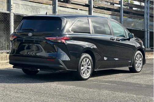 2021 Toyota Sienna LE