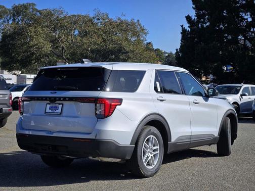 Space White Metallic 2026 Ford Explorer Active