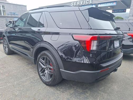 Agate Black Metallic 2026 Ford Explorer ST-Line
