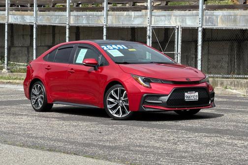 Barcelona Red Metallic w/Black Sand Pearl Roof 2021 Toyota Corolla SE